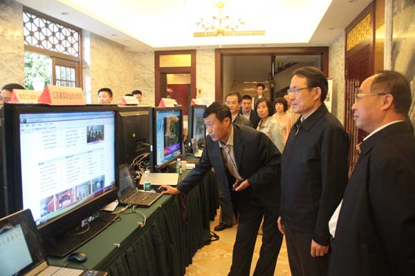 袁德明主任在我校展台前向教育厅沈健厅长、杨湘宁副厅长汇报信息化建设成果